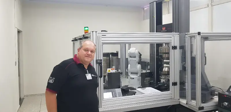 Mitsubishi robot loading specimens in the APERAM automated laboratory